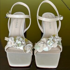 Donald J. Pliner Women's Cream Sandals, Excellent Condition, Size 7